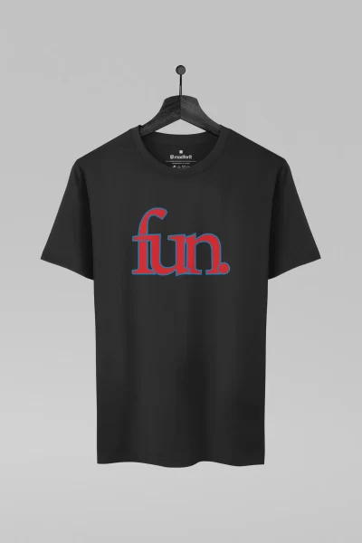 Camiseta preta com estampa da banda fun