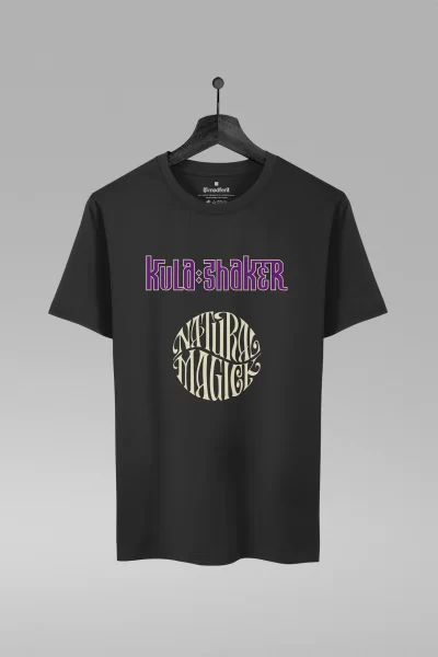 Camiseta preta com estampa da banda Kula Shaker