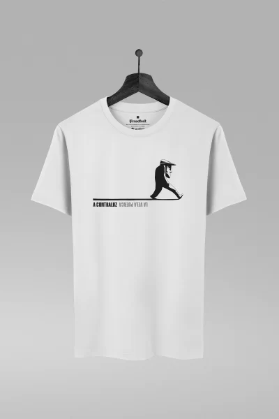 Camiseta branca com estampa da banda La Vela Puerca