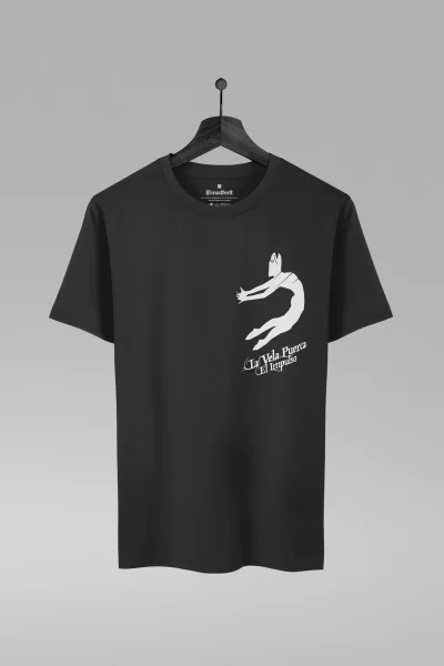 Camiseta preta com estampa da banda La Vela Puerca