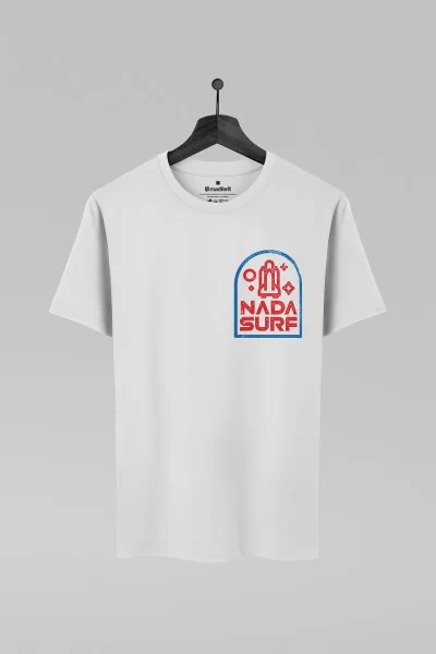 Camiseta branca com estampa da banda Nada Surf