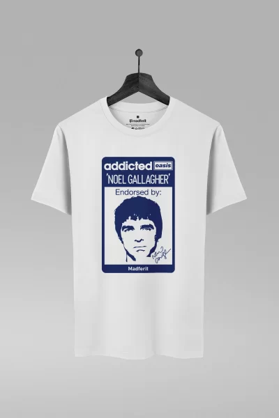 Camiseta branca com estampa da banda Oasis