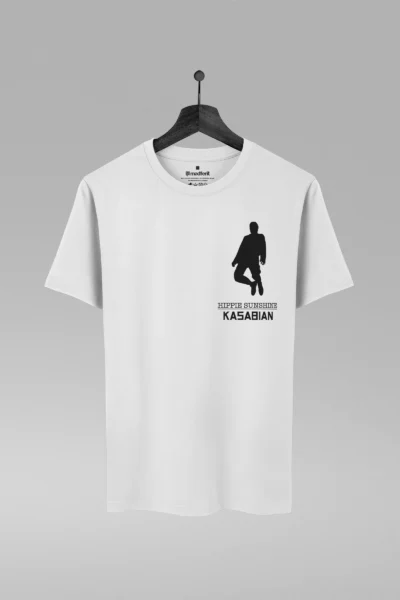 Camiseta branca com estampa da banda Kasabian