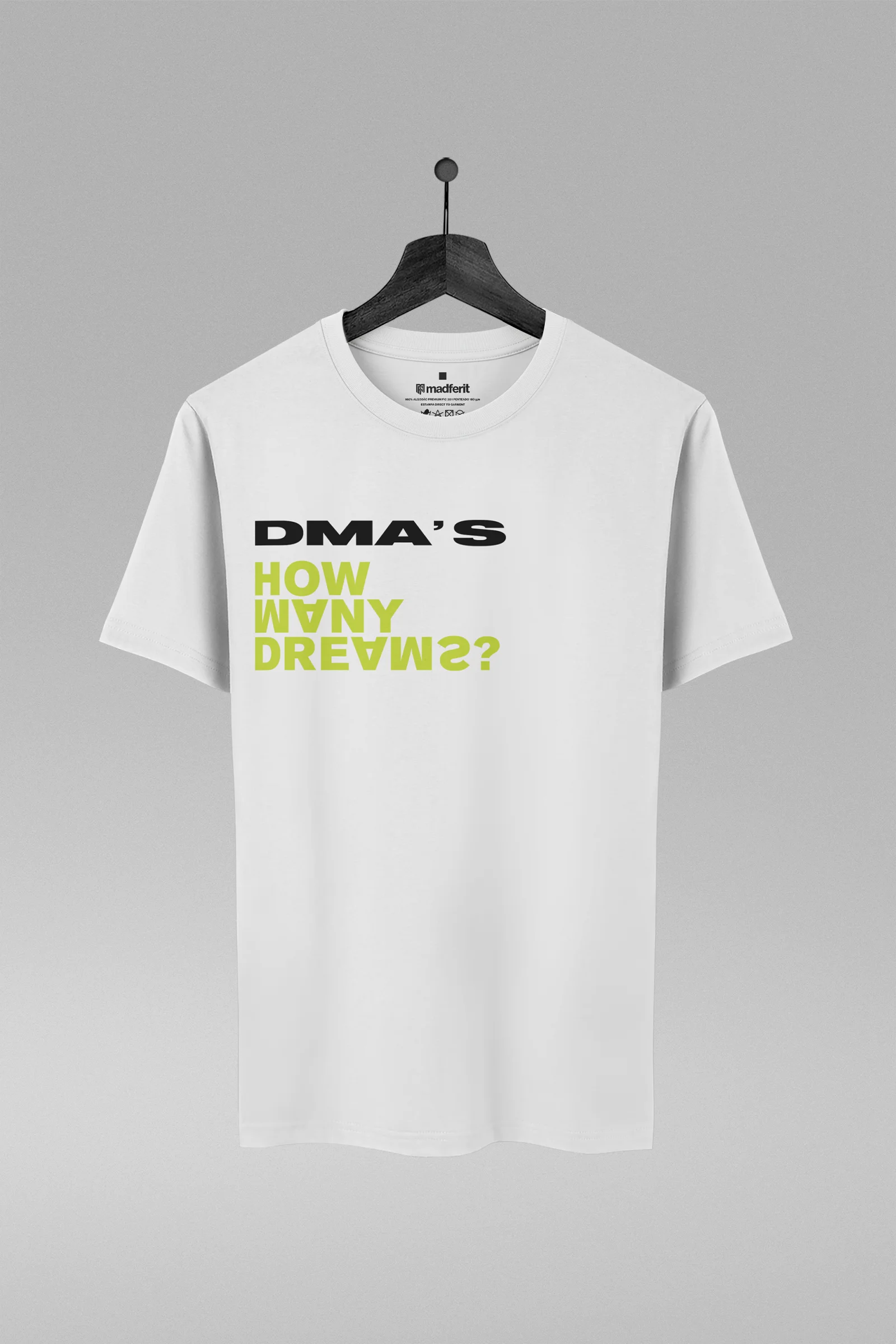 Camiseta branca com estampa da banda DMA'S