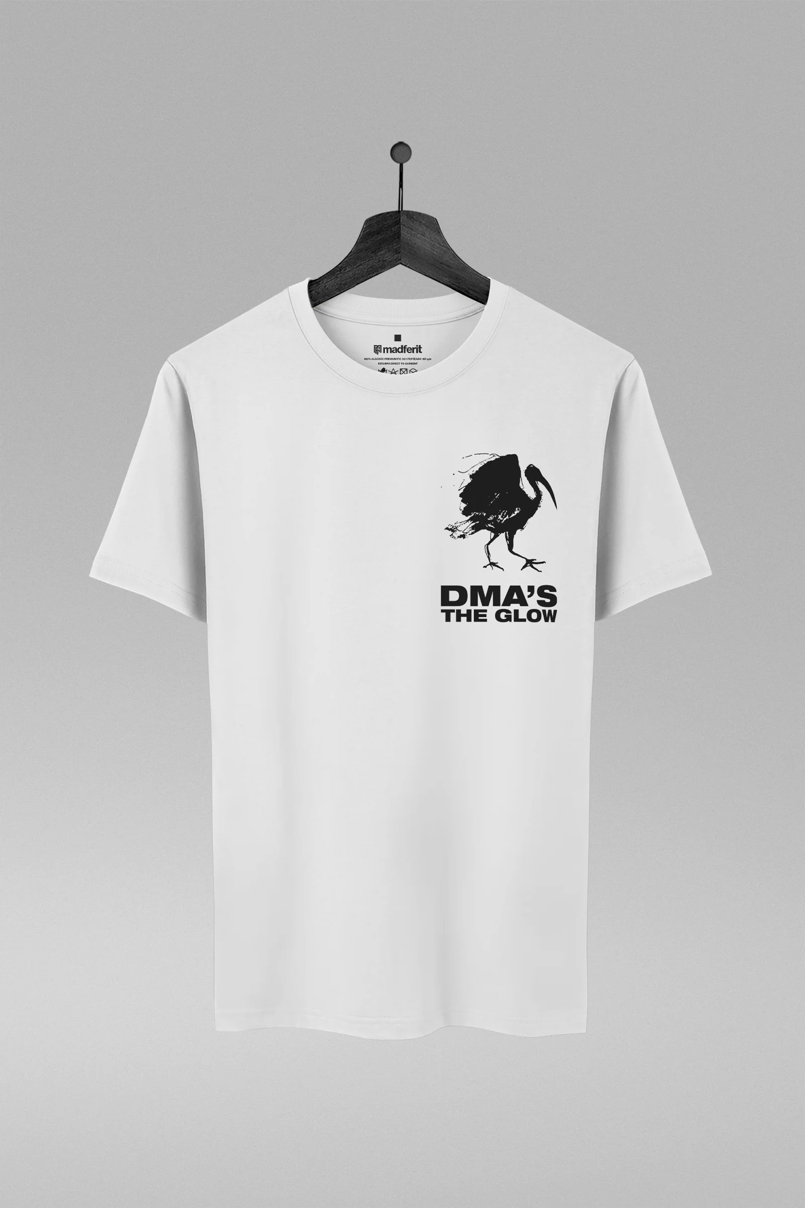 Camiseta branca com estampa da banda DMA'S