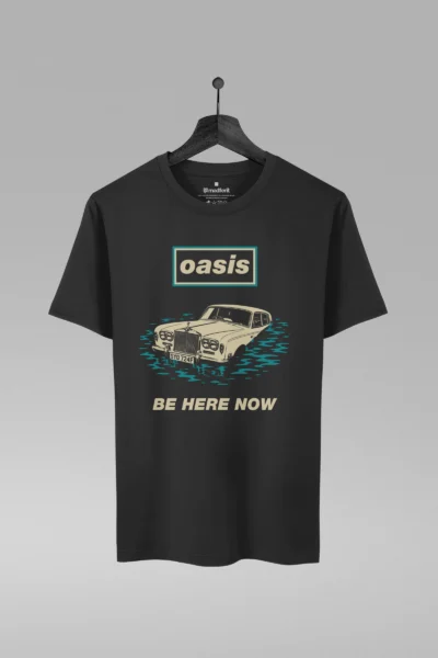 Camiseta preta com estampa Be Here Now da banda Oasis