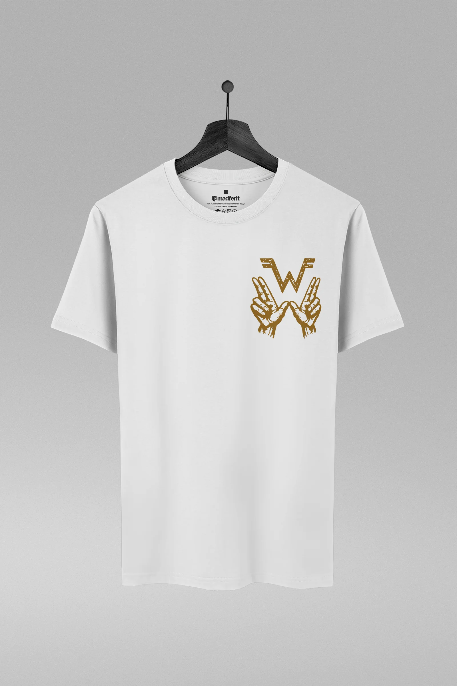 Camiseta branca com estampa da banda Weezer