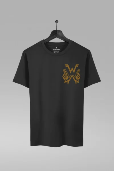 Camiseta preta com estampa da banda Weezer
